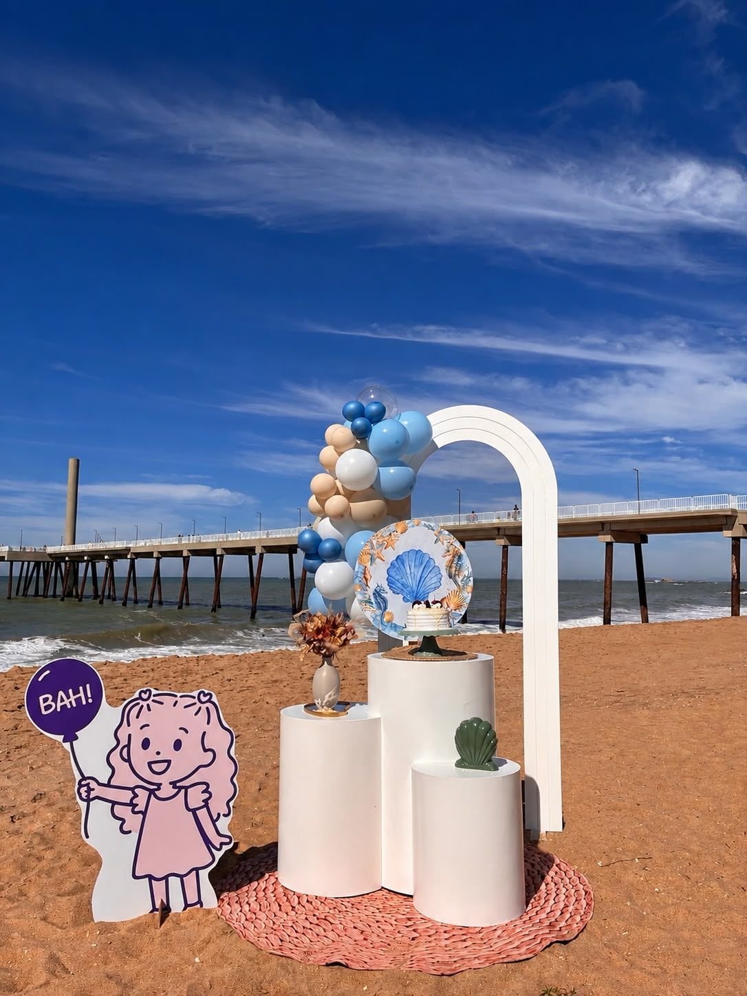 Personagem BAH! Festas em decoração de festa à beira-mar